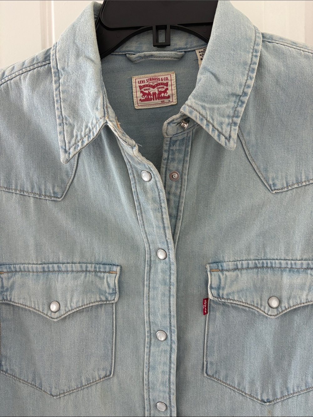 Levi’s Women’s denim western snap shirt size Medium